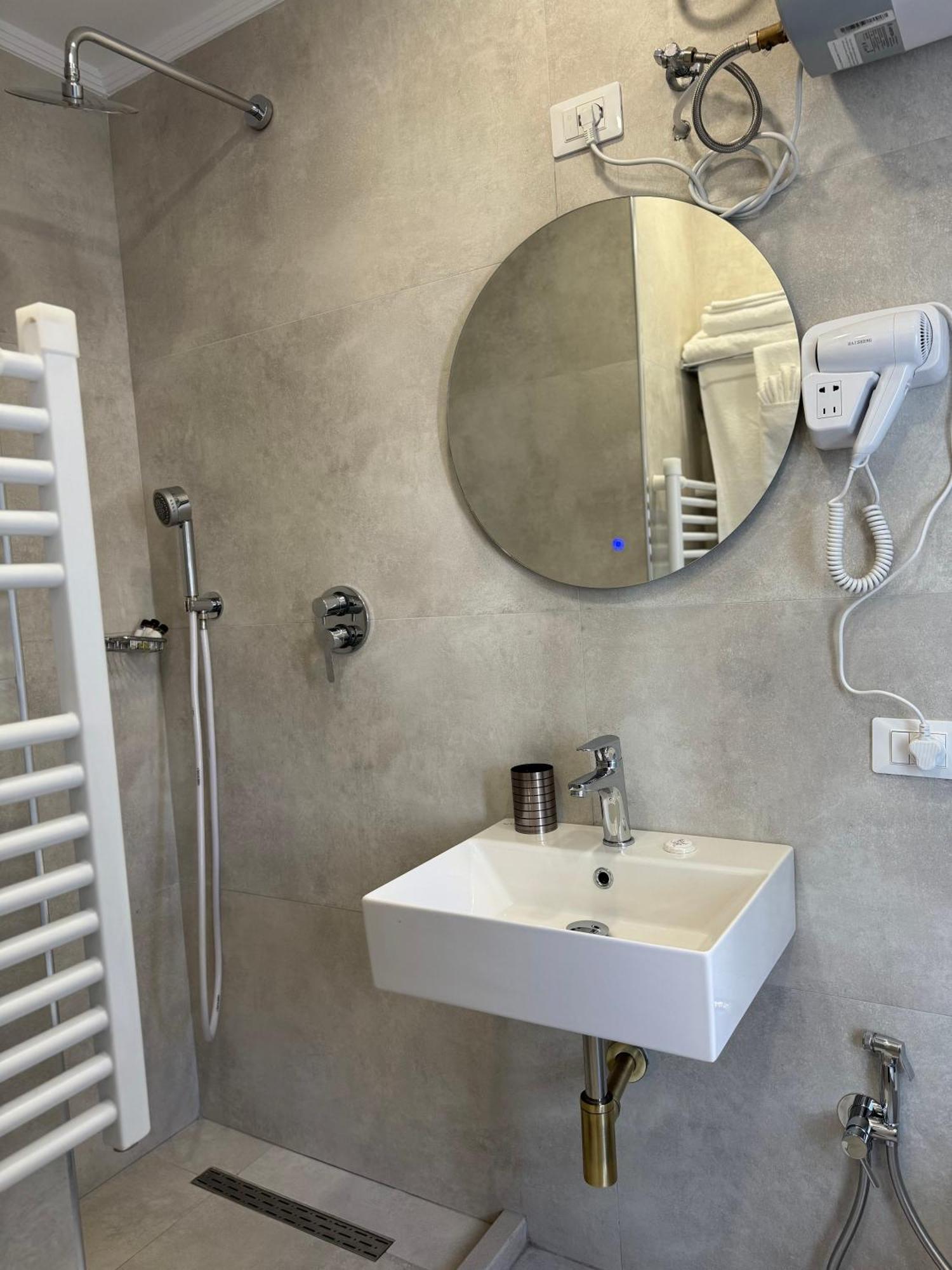 L'Hotel Tiranë Ngoại thất bức ảnh