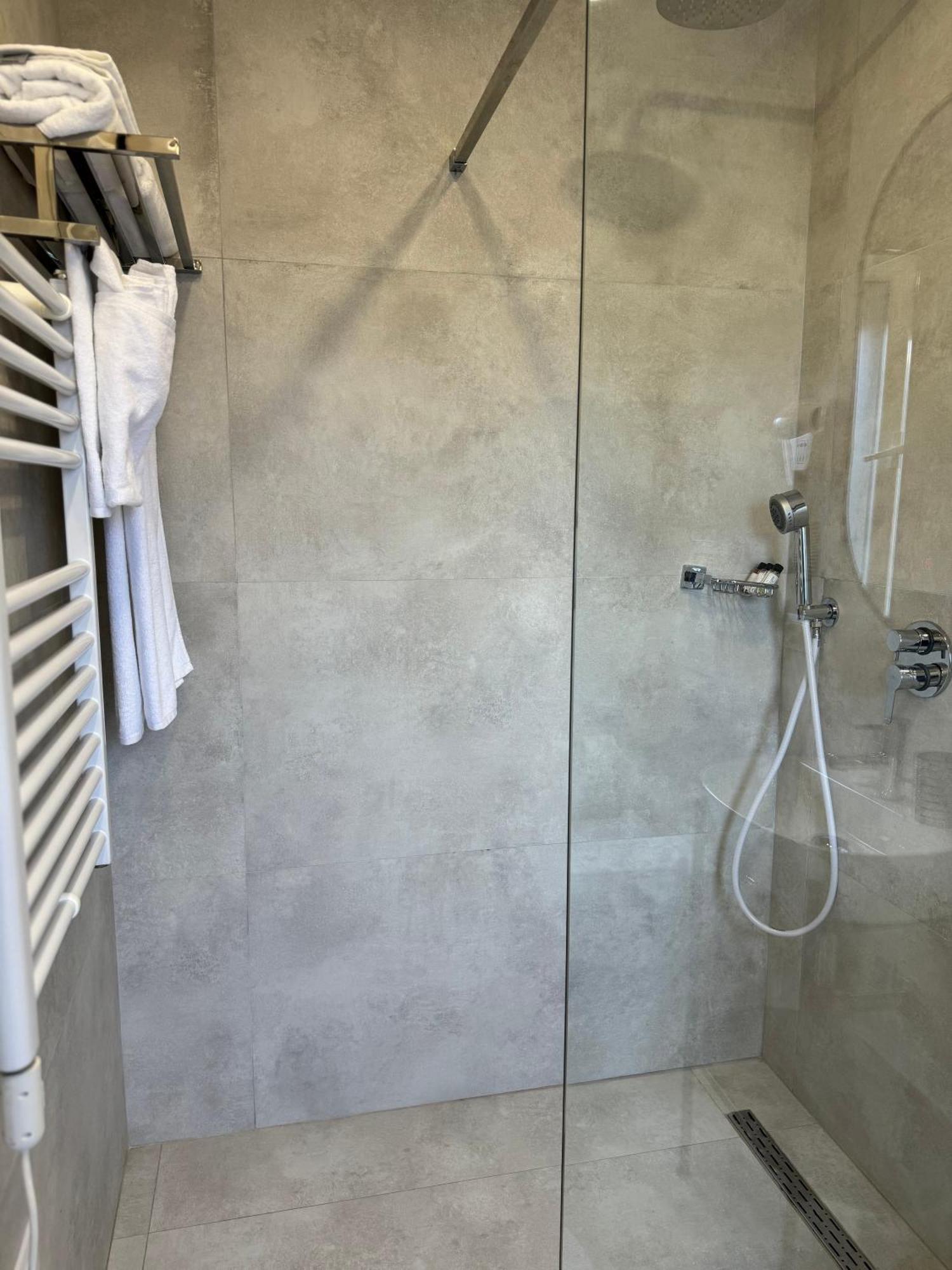 L'Hotel Tiranë Ngoại thất bức ảnh